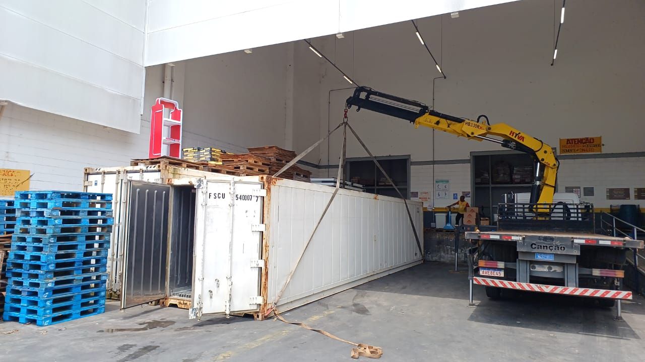 Container refrigerado sendo posicionado dentro de centro de distribuição