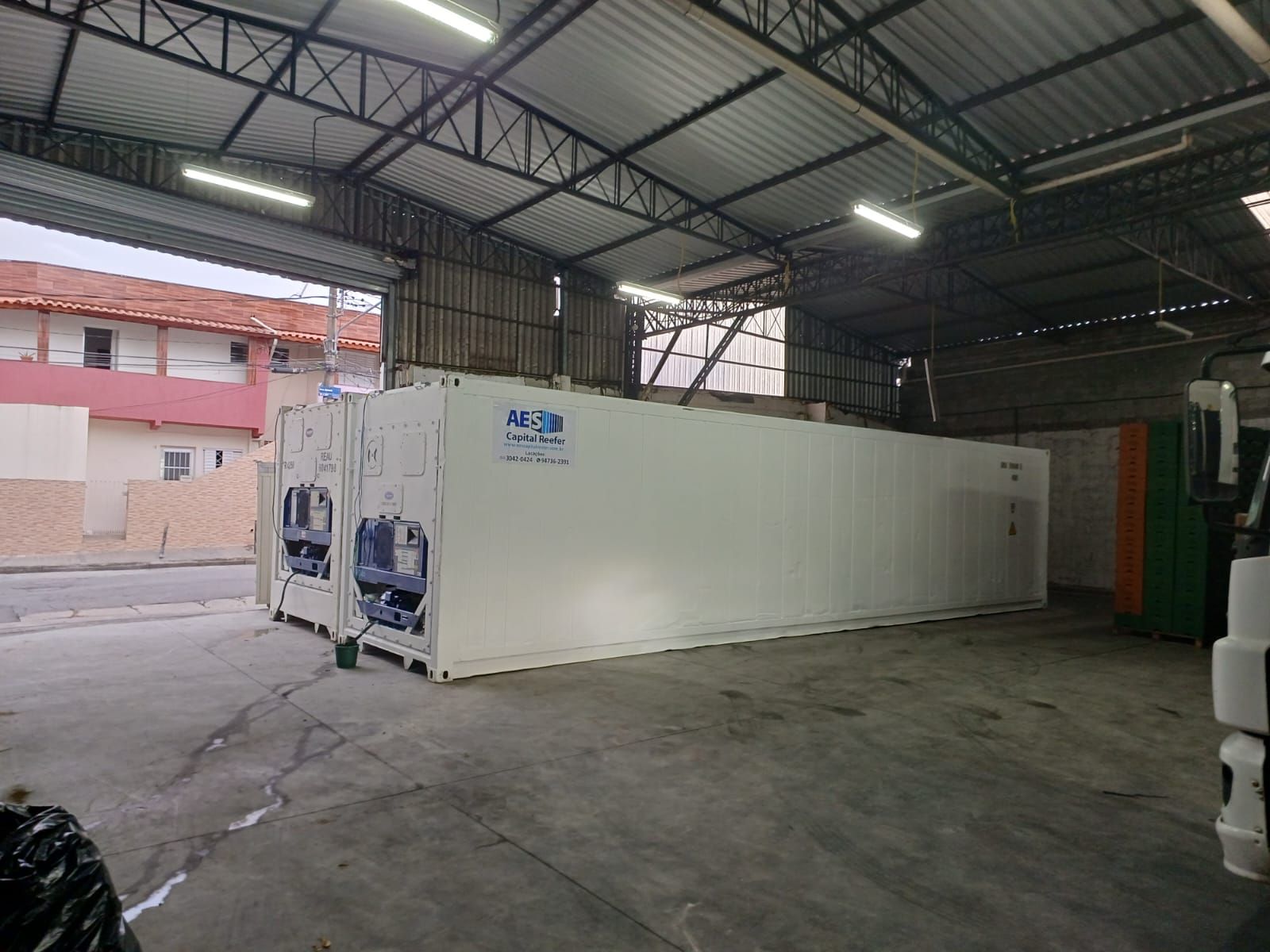 Container refrigerado de 40 pés instalado e em operação dentro de galpão